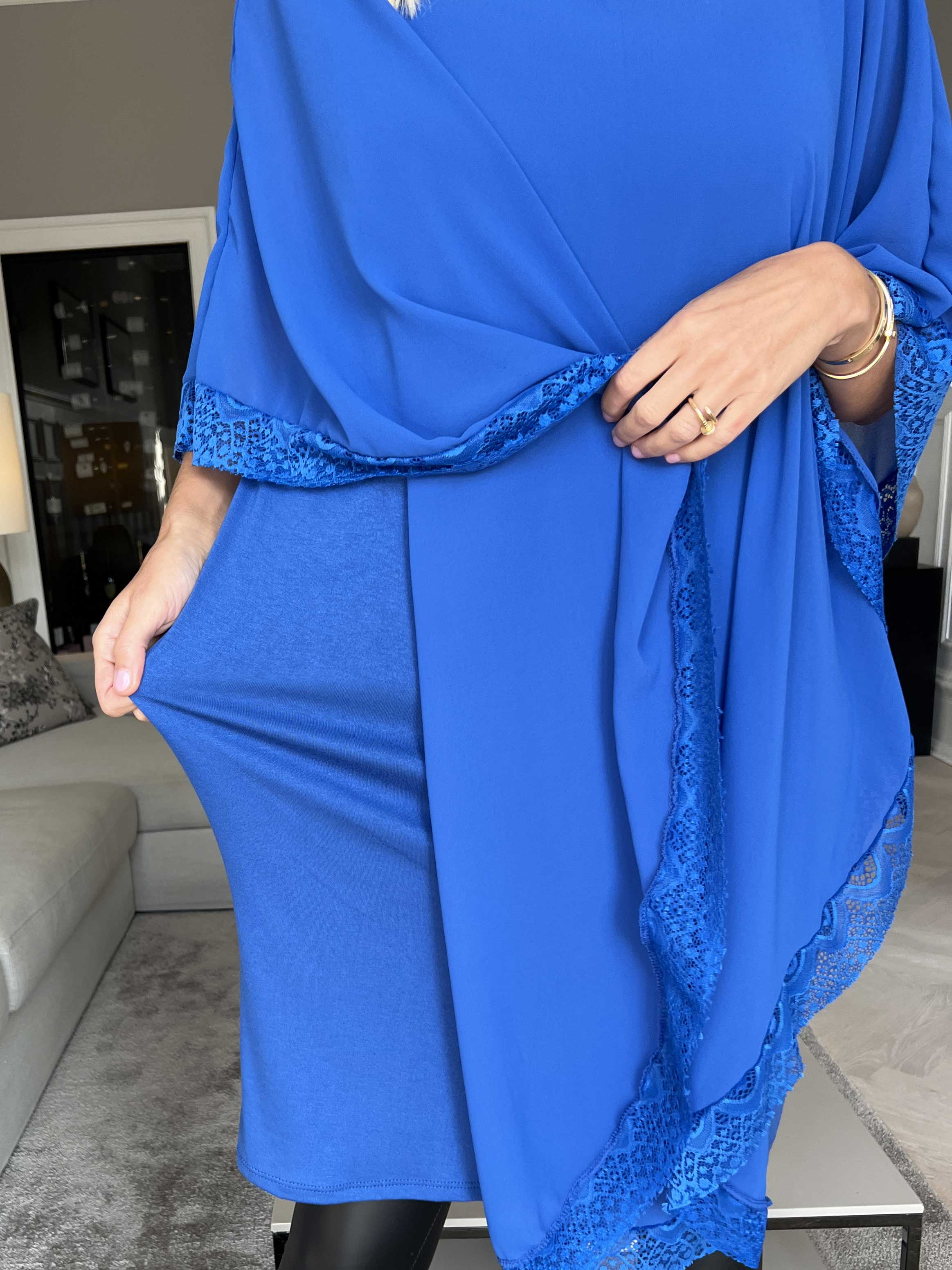 Kenya Edge - Tunikaklänning med chiffonglager och spetskant